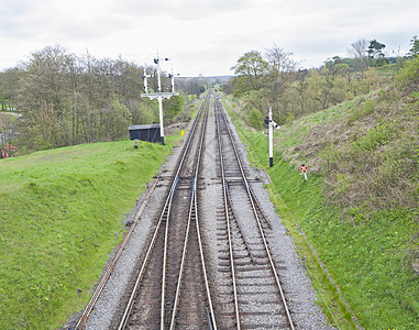 查看英语乡村的铁路轨迹风景基础设施信号天空草地旅行农村石头场地鹅卵石图片