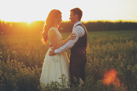 新婚快乐新郎和新娘在日落时在公园里拥抱彼此 婚礼 爱的幸福概念男性女性妻子喜悦家庭庆典亲热礼服丈夫蜜月图片