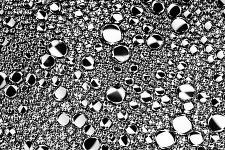 黑色和白色的油滴在水面上 圆形和椭圆形 设计的抽象背景墙纸菱形正方形艺术辉光想像力泡沫宏观钻石折射图片