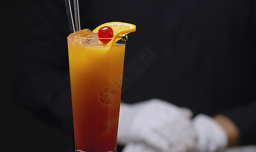 餐桌上的鸡尾酒酒保橙子酒吧口渴稻草酒精纺纱冰块玻璃旋转图片