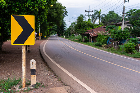 位于农村公路旁边的交通标志牌 发出信号图片