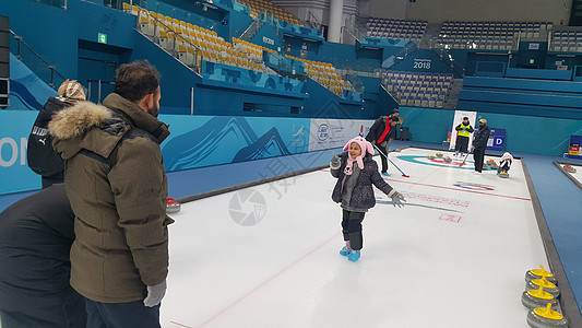冬季 人们在冰雪舞台上为娱乐目的玩曲棍球游戏沥青竞技场玩家团队团队游戏战略圆圈戒指竞争对手锦标赛图片