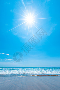阳光照在海滨的沙滩上图片