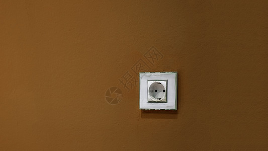 棕墙上的白插座图片