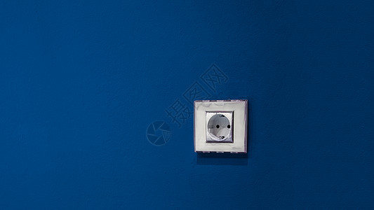 蓝色墙上的白插座图片