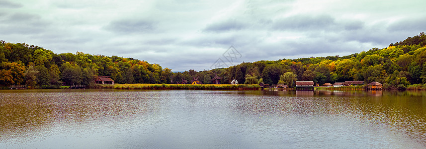湖上阴云的秋天图片