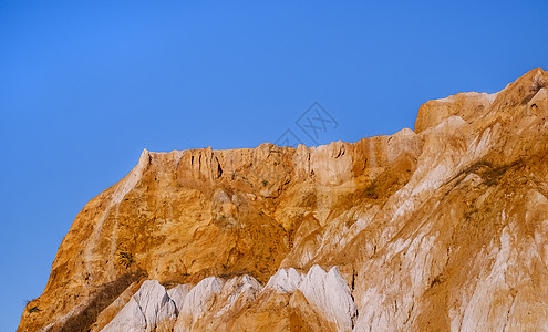 高岭土采石场的碎片与美丽的蓝色 sk图片