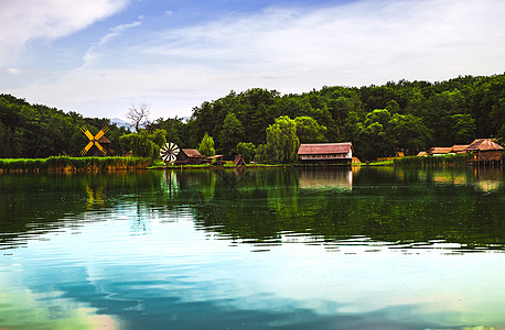 风车和湖泊的景观全景图片