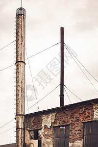 黑暗天空上废弃的旧工业烟囱图片