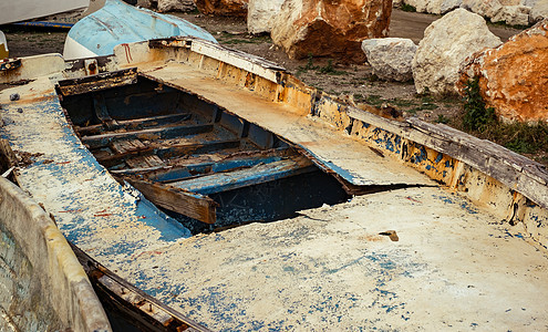 旧式废弃渔船图片