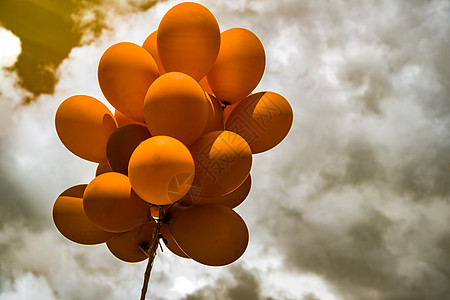 云层天空上的橙色气球图片