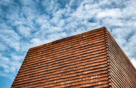 云天上的红色屋顶瓷砖图片