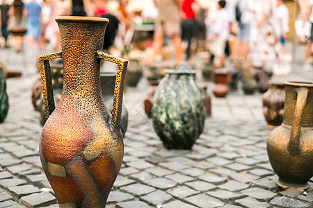 人行道上罗马尼亚传统陶瓷花瓶制品旅游艺术乡村黏土市场杯子工作工艺水壶图片