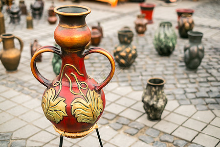 人行道上罗马尼亚传统陶瓷花瓶杯子水壶市场雕塑纪念品陶器艺术制品工艺文化图片