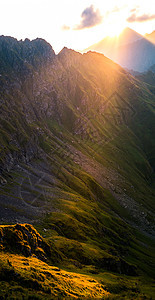山脊上的日出顶峰旅游岩石太阳天空爬坡森林蓝色季节旅行图片