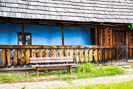 典型的罗马尼亚村庄 有旧农舍房子窝棚国家家园遗产建筑历史农场村庄木材图片