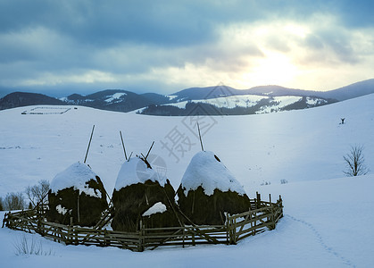 冬季乡村风雪覆盖干草堆图片