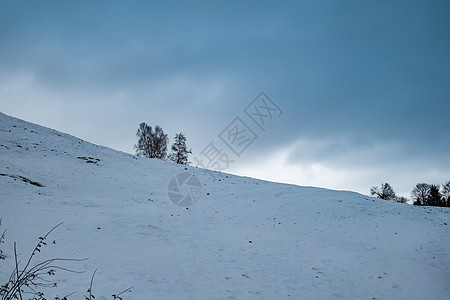 冬季风雪和乌云图片