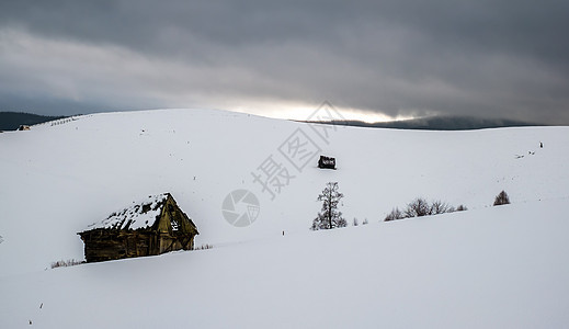 冬季有雪雪和废弃小屋图片