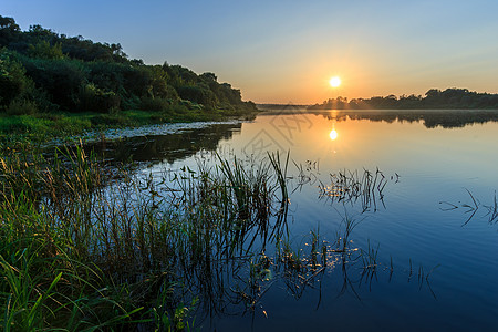 夏季在河上美丽的日落的景象场景池塘阳光沼泽蓝色墙纸地平线橙子季节天空图片