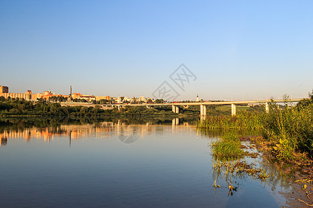 夏季傍晚河岸堤防 架桥旅游城市旅行绿色森林蓝色建筑学太阳晴天天际图片