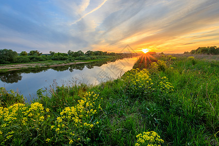 夏天在河上晒日落 天空背景多云季节煤渣阳光黄色风景场景地平线沼泽反射太阳图片