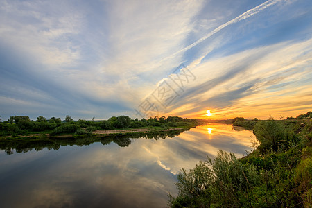 夏天在河上晒日落 天空背景多云橙子沼泽黄色阳光反射墙纸场景煤渣季节风景图片