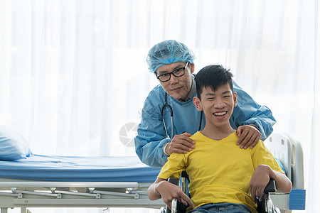 一名医生正在帮助残疾人康复 协助残疾人康复服务护士保健轮椅诊所孩子药品成人男性病人图片
