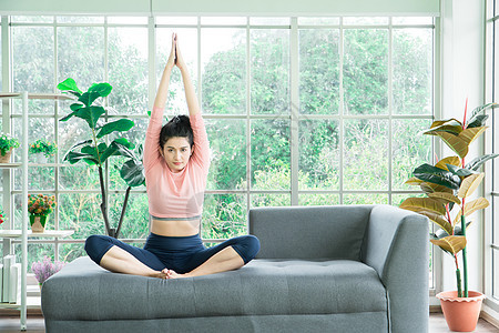 美丽的亚洲女人在家里伸展身体幸福瑜伽运动生活女性健身房女士姿势训练图片
