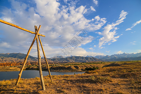 带山的Issyk kul湖蓝色天空绿色海滩全景旅游海岸旅行支撑荒野图片