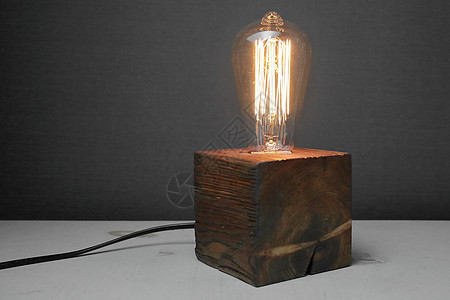 灰色背面有爱迪生灯的复木灯 这个概念是一个好主意装饰金子灯泡辉光艺术古董金属技术灯丝玻璃图片