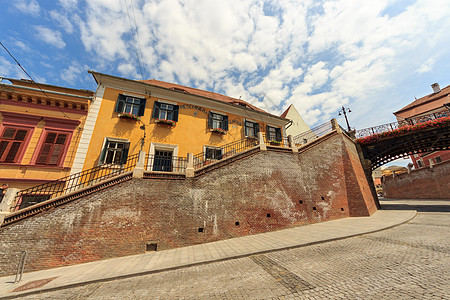 罗马尼亚锡比乌  Circa 2020 古老的中世纪城镇砖墙 蓝天多云 中欧东部美丽的旅游胜地 罗马尼亚锡比乌著名的谎言桥文化旅图片