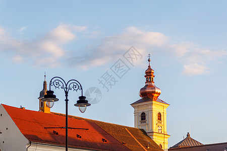 罗马尼亚锡比乌 — Circa 2020 蓝天多云的中世纪古镇 中欧东部美丽的旅游胜地 罗马尼亚锡比乌著名的中世纪古塔图片