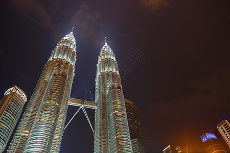 马来西亚吉隆坡大约 2017 年 KLCC 或双子塔的夜景 也被称为双子塔 是吉隆坡的双子摩天大楼首都中心花园旅行建筑学双胞胎蓝图片