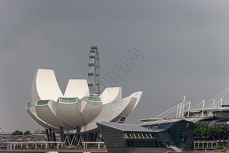 新加坡-CIRCA 2020 艺术博物馆和新加坡飞轮在白天的景象 其背景是风暴般的天空图片