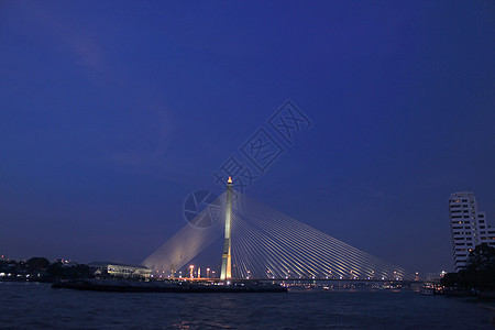 黑色大楼的轮廓图天空公寓阳光地标建筑学场景商业风景太阳摩天大楼背景图片