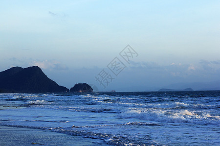 海 海 山和蓝天图片