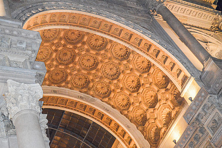 关于意大利米兰埃马努埃第二加洛里亚号拱门的详细细节景观雕像中心石头城市大教堂店铺纪念碑灯光游客图片