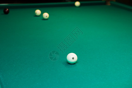 在绿布上玩台球运动游戏水池竞赛圆形闲暇俱乐部娱乐数字桌子线索乐趣图片