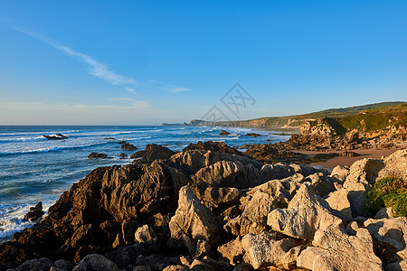 海滩的日落海景公园海岸岩石旅游爬坡石头晴天悬崖海岸线图片