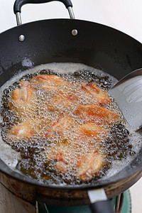 鸡翼在铁锅里煎炸鸡翅美食食物沸腾家禽平底锅营养烹饪团体厨房油炸图片