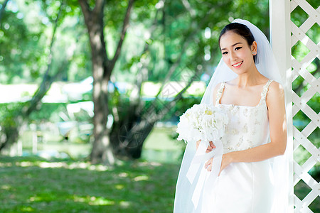 早上在户外的亚洲新娘幸福裙子女孩庆典女士白色女性婚礼花束图片