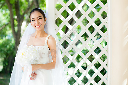 早上在户外的亚洲新娘女士幸福白色婚礼女孩裙子女性花束庆典图片