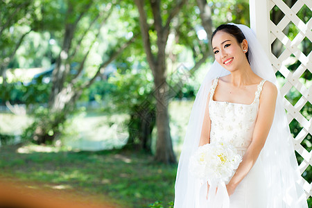 早上在户外的亚洲新娘白色女孩女性裙子花束婚礼幸福女士庆典图片