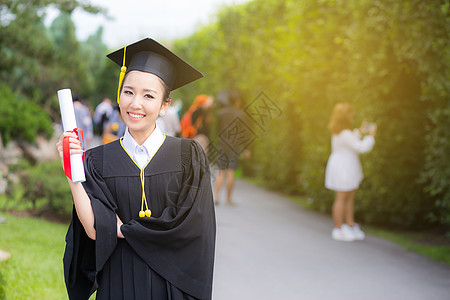 快乐的毕业学生女孩 恭喜  毕业教育员微笑学士学习仪式文凭女士丝带成人成功成就图片