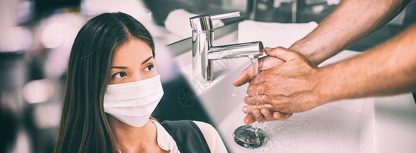 中国爆发的亚洲中国妇女戴面罩与男子用热水洗手 在肥皂全景横幅上摩擦香水背景图片