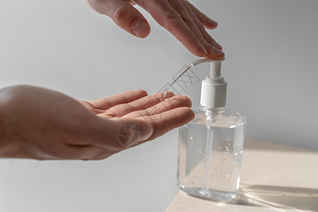 冠状病毒洗手液消毒凝胶用于清洁手部卫生冠状病毒传播预防 男人用酒精擦代替洗手图片