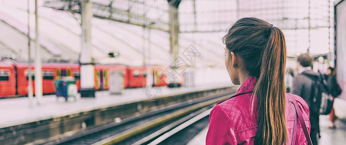 火车上下班的女乘车者要工作 等待在车站等候延迟的电车道 清晨全景横幅背景图片