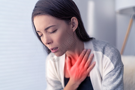 COVID-19 呼吸急促冠状病毒咳嗽呼吸问题 亚洲女性用红色突出显示的区域触摸疼痛的胸部 呼吸道症状 发烧 咳嗽 全身酸痛图片