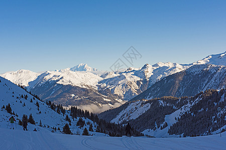 在高山山谷下方的全景山谷山峰风景白色蓝色天空山脉高山山腰远景图片